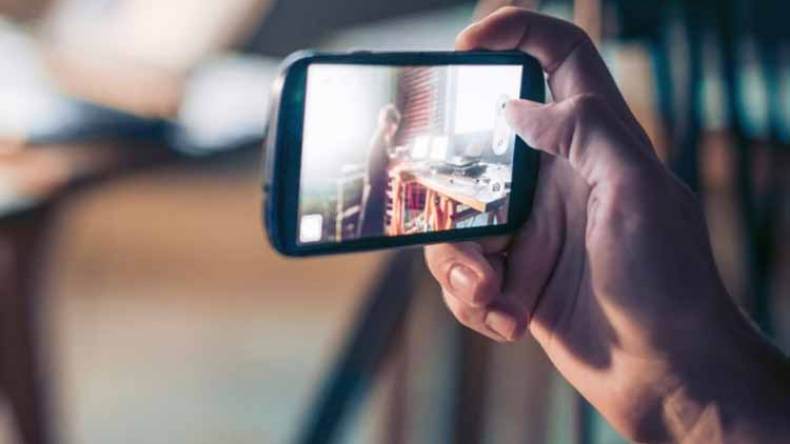 هوس الظهور أمام الكاميرا في كل مكان