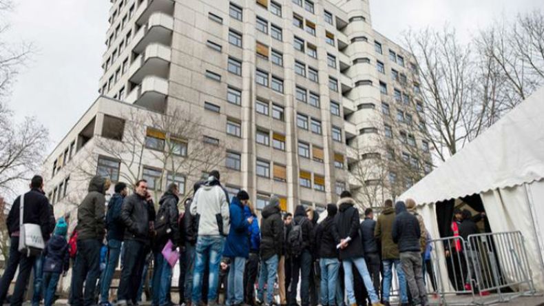 ألمانيا تعلّق النظر في طلبات لجوء السوريين