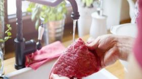 لهذا السبب لا بد من غسل اللحوم قبل طبخها؟