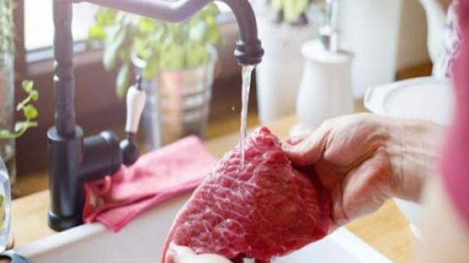 لهذا السبب لا بد من غسل اللحوم قبل طبخها؟