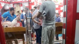 طوابير طويلة أمام القصابات في أول أيام العيد