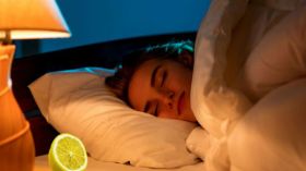 ضعي قطعة ليمون إلى جانبك قبل النوم.. والسبب؟!