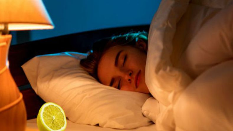 ضعي قطعة ليمون إلى جانبك قبل النوم.. والسبب؟!