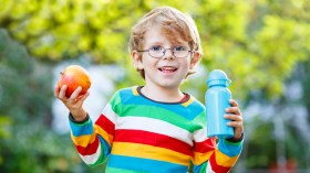 أولياء يشترون قارورات بلاستيكية لملئها بمياه معدنية للمتمدرسين