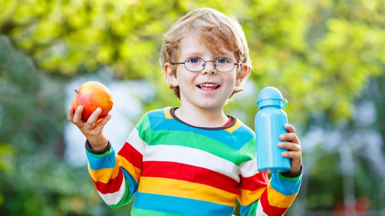 أولياء يشترون قارورات بلاستيكية لملئها بمياه معدنية للمتمدرسين