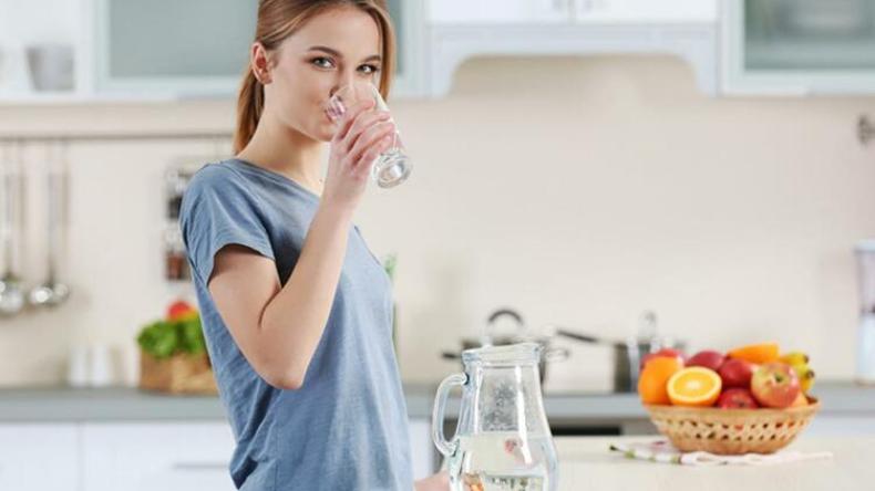 لهذا السبب عليك بشرب الماء الدافئ على الريق يوميا؟