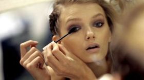 لهذا السبب تفتحين فمك خلال تطبيق الماسكارا؟!