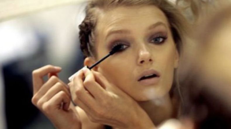 لهذا السبب تفتحين فمك خلال تطبيق الماسكارا؟!