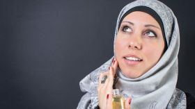 فتيات يعلنّ التوبة ويبحثن عن بديل للماكياج!