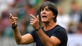 مدرب منتخب ألمانيا يلعق مخاطه بِلا حرج!