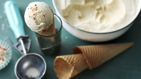 مثلجات تحضر في دلاء القمامة وتباع بأياد ملوثة