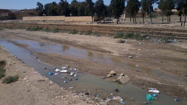 انفجار قنوات الصرف الصحي يهدد سكان حي “النسيم” بالبويرة