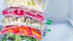 هذه الأطعمة تصبح سيئة وربما خطرة إن تم تجميدها؟!