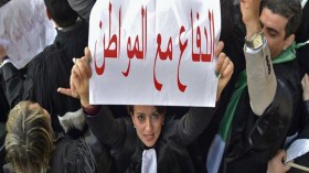 المحامون والموثقون في وقفة سلمية تطالب باحترام الدستور