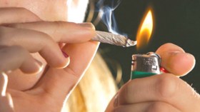 بائع سمك يحرّض تلاميذ بالمتوسطة على استهلاك المخدرات!