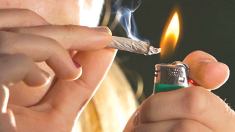 بائع سمك يحرّض تلاميذ بالمتوسطة على استهلاك المخدرات!