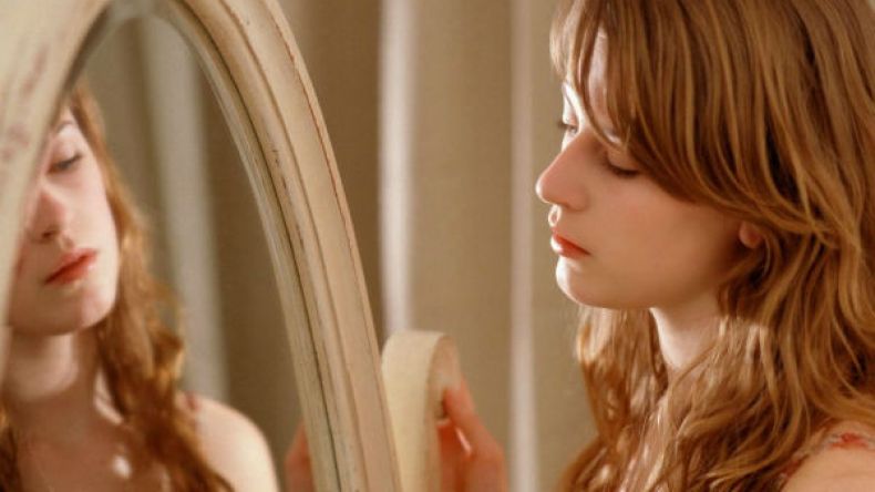 إياك والنظر في المرآة لأكثر من 3 دقائق.. والسبب؟!