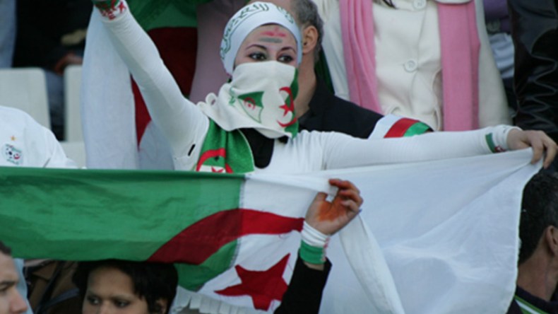 الجنس اللطيف يساند “الخضر” بقوة في العرس الإفريقي