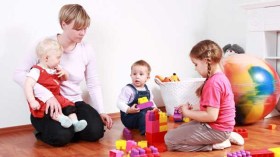 مربيات موسميات في نجدة الأمهات العاملات خلال العطلة الصيفية