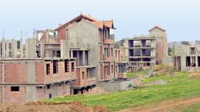 210 قضية مطروحة على العدالة بشأن البناء الفوضوي بالمستثمرات الفلاحية 