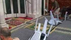 مصلون يحجزون الصفوف الأولى بـ”السواك”