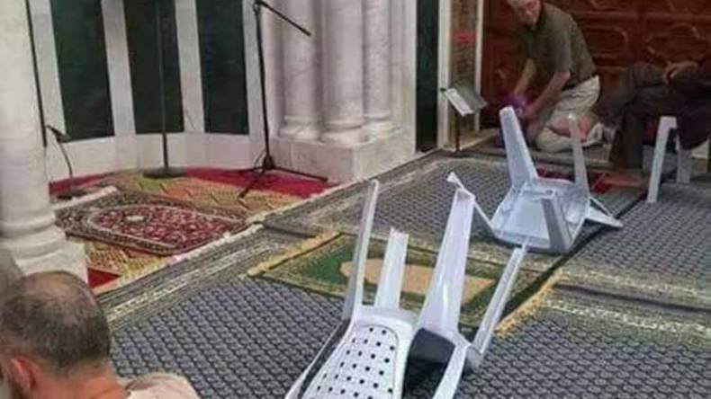 مصلون يحجزون الصفوف الأولى بـ”السواك”