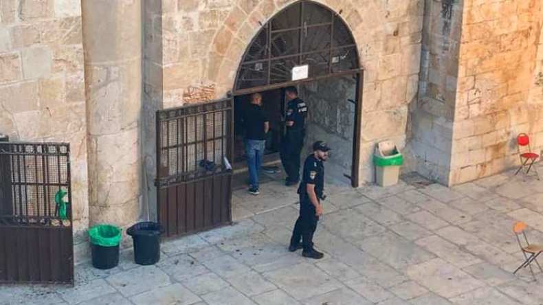 شاهد.. عشرات المستوطنين يقتحمون الأقصى