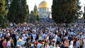  120 ألفا يؤدون صلاة العيد في رحاب المسجد الأقصى