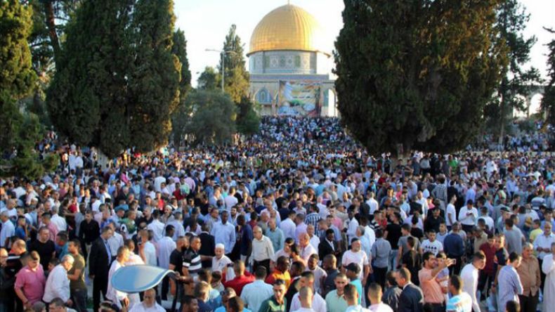  120 ألفا يؤدون صلاة العيد في رحاب المسجد الأقصى