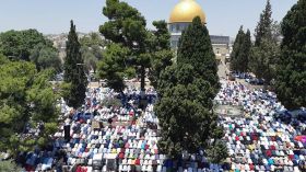 280 ألفاً يؤدون صلاة الجمعة في الأقصى