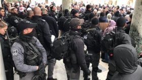 الاحتلال يحاصر قبة الصخرة ويعتدي على مدير الأقصى