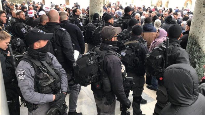 الاحتلال يحاصر قبة الصخرة ويعتدي على مدير الأقصى