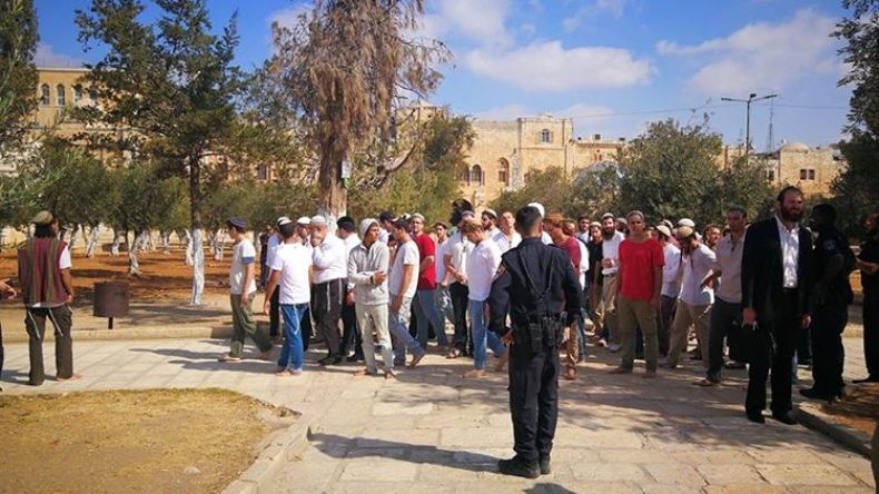 مستوطنون يؤدون طقوساً دينية في الأقصى