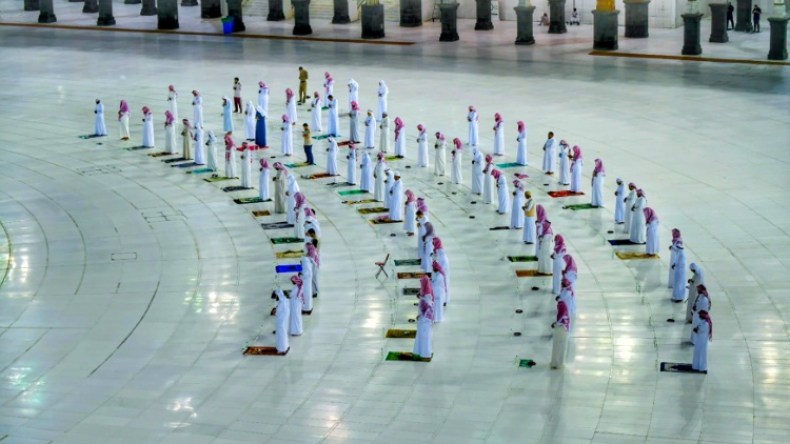 السعودية تعيد فتح المساجد