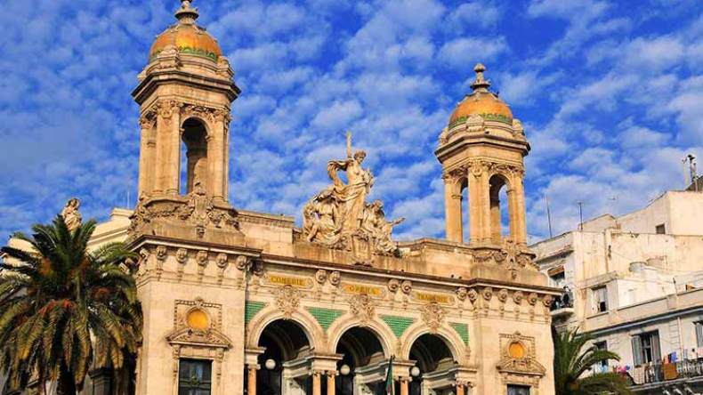 سهرات الباهية بين المسرح والترفيه