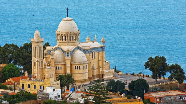 حزب ماكرون يحيي “ملف المسيحيين” في الجزائر!