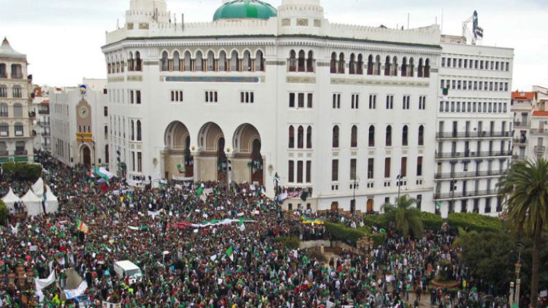 لهذه الأسباب تحول البريد المركزي إلى قبلة للمحتجين؟!