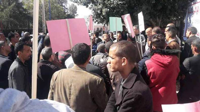 نقابيون يحتجون أمام مديرية الصحة بالمسيلة