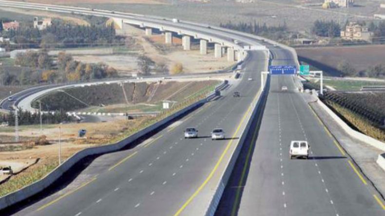 هدم مسكن عجوز يتسبب في شل طريق وطني بالمسيلة