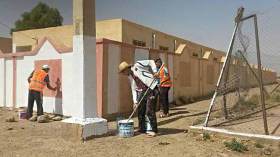 عشرات الشباب ينظفون المدارس بالمطارفة في المسيلة