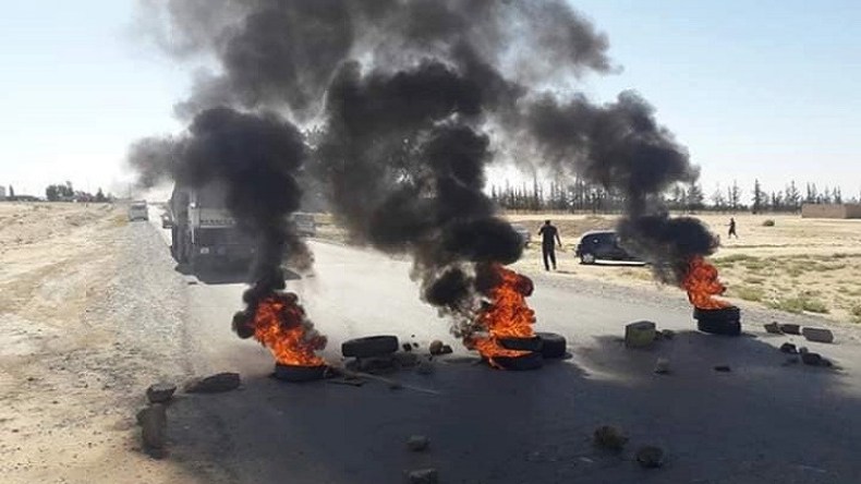 محتجون يقطعون طريقين وطنيين في المسيلة