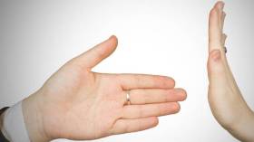 كورونا تفرض قوانينها وتمنع التقبيل والمصافحة