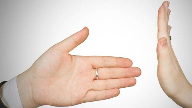 كورونا تفرض قوانينها وتمنع التقبيل والمصافحة