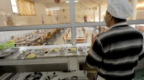 طباخون أكفاء عوض عمال نظافة بالمطاعم المدرسية