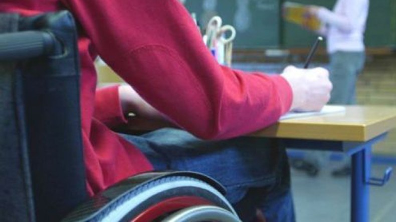 إعفاء المعاقين من مسابقات التمهين.. وإسقاط السن القانونية القصوى
