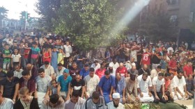 مواطنون يؤدون الصلاة أمام دار الثقافة للمطالبة بإلغاء مهرجان الراي