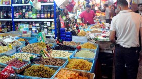 تجار يشعلون النار في أسعار البقوليات والمكسرات والفواكه الجافة