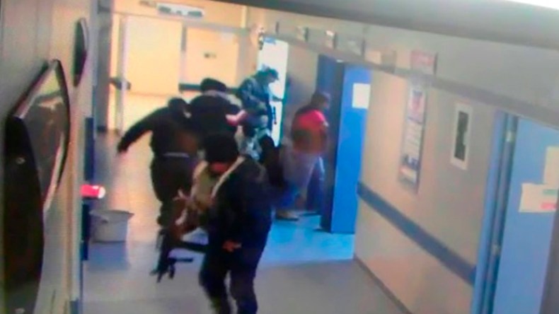 شاهد.. عصابة مكسيكية تهاجم مستشفى وتختطف مريضاً