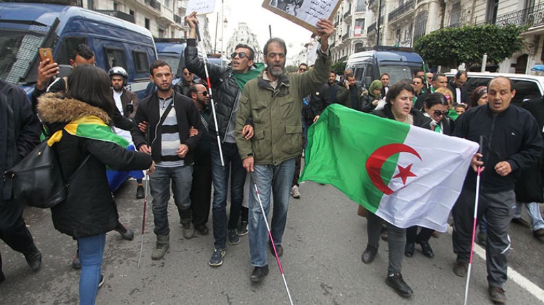 مكفوفون يواكبون الحراك ويمررون رسائل نوعية في قلب الأوراس