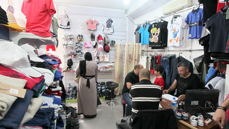 جزائريون يشترون ملابس العيد بالتقسيط!